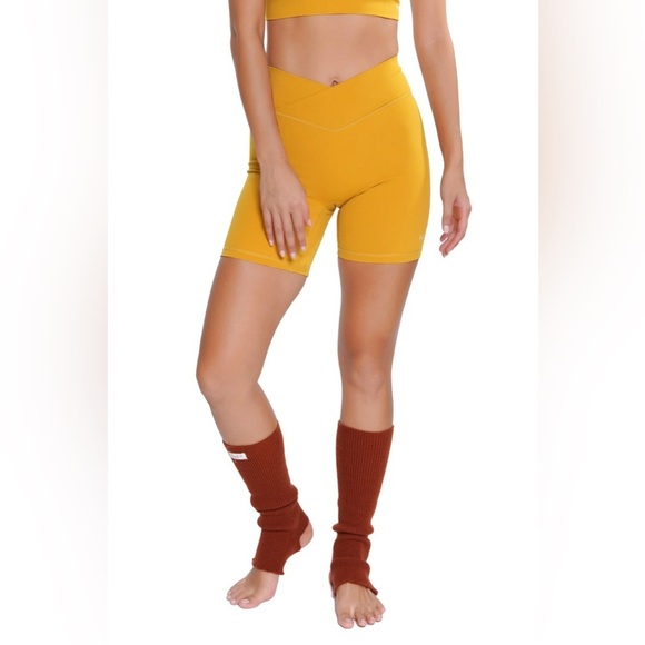 HUIT8 Paris BIEN-ETRE V-CUT SHORTS Sz S
$69.00 $30
Mustard - Picture 1 of 16